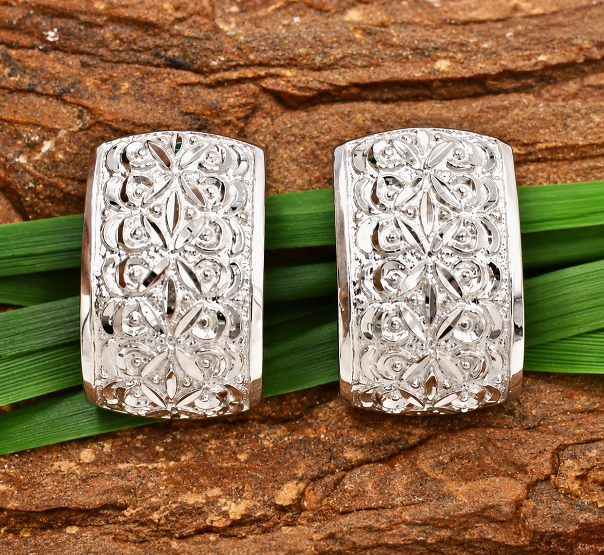 Kent Island Jewelry Estate 14k Yellow Gold Open Work Flower Dangle Earrings: two rectangular earrings with floral openwork.