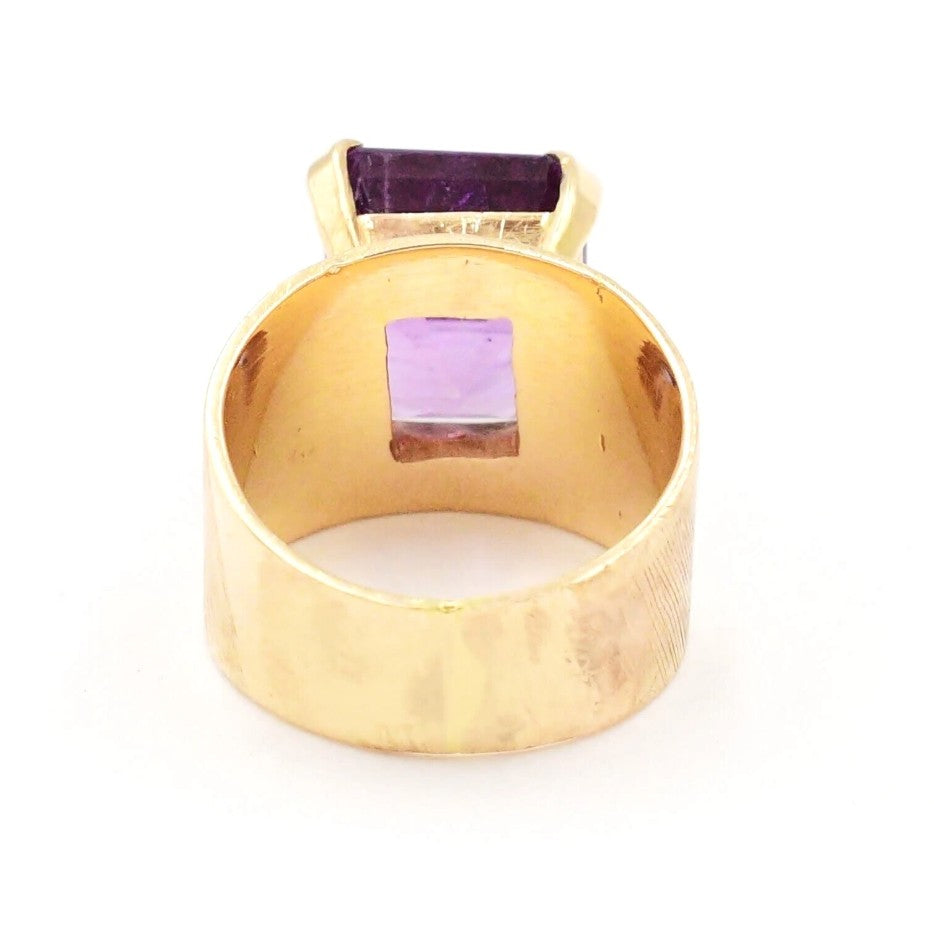 Kent Island Jewelry's Estate 14k YG Amethyst Textured Band Ring shows the gem’s underside through the band.