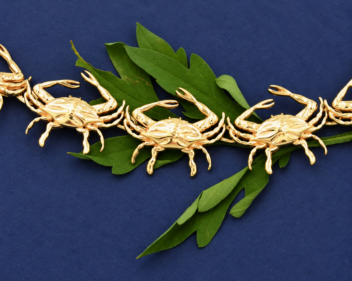 Estate 14k Yellow Gold Maryland Crab Chain Link Sea Life Beach Bracelet displayed over green leaves on a blue background.