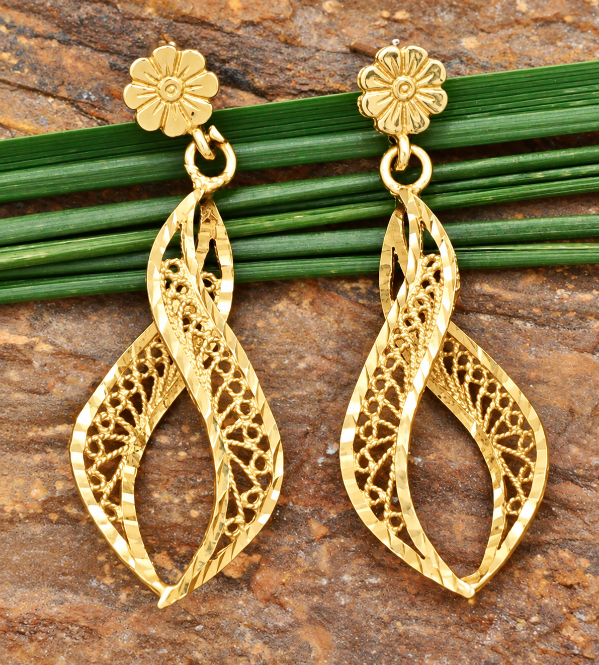 Estate 14k Yellow Gold Open Work Flower Dangle/Drop Earrings featuring a flower stud and a curved open-work teardrop.